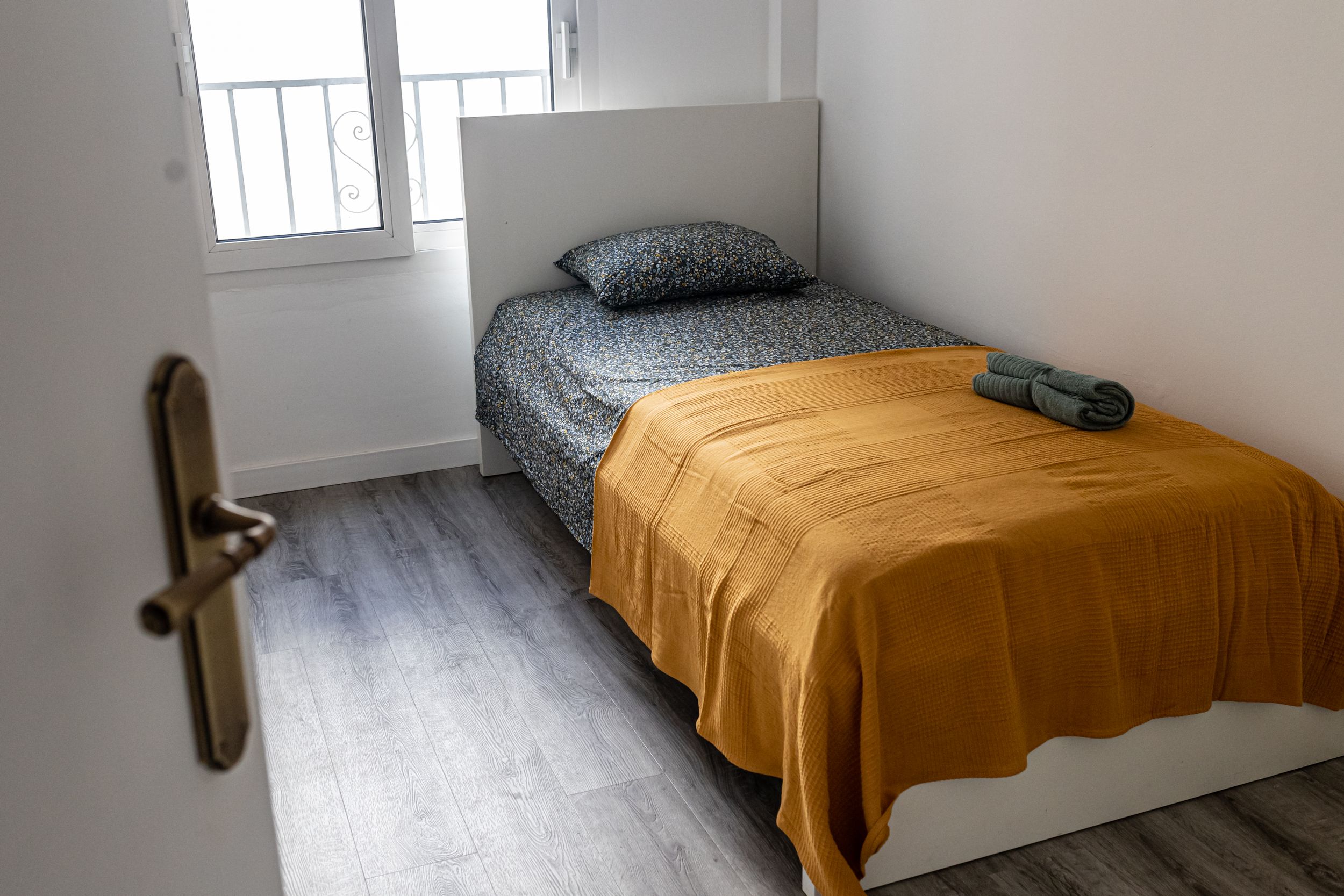 Dormitorio con cama individual