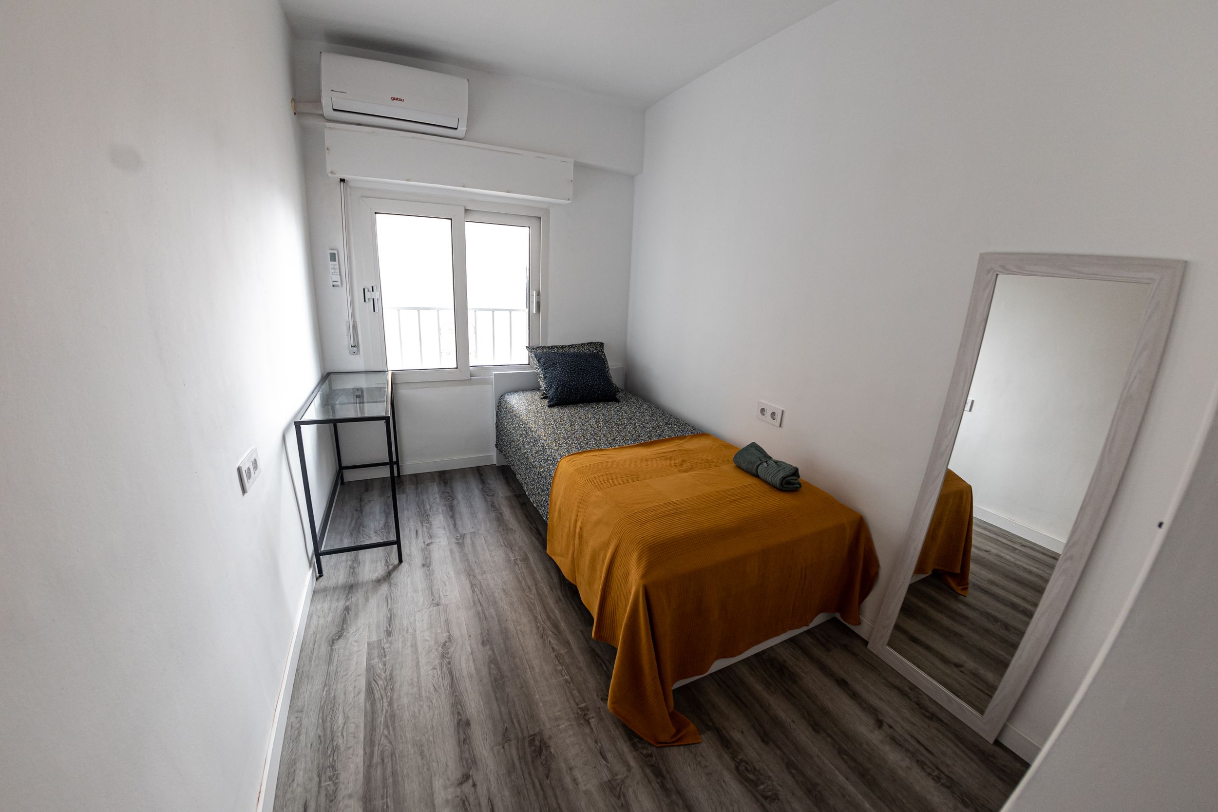 Dormitorio con espejo