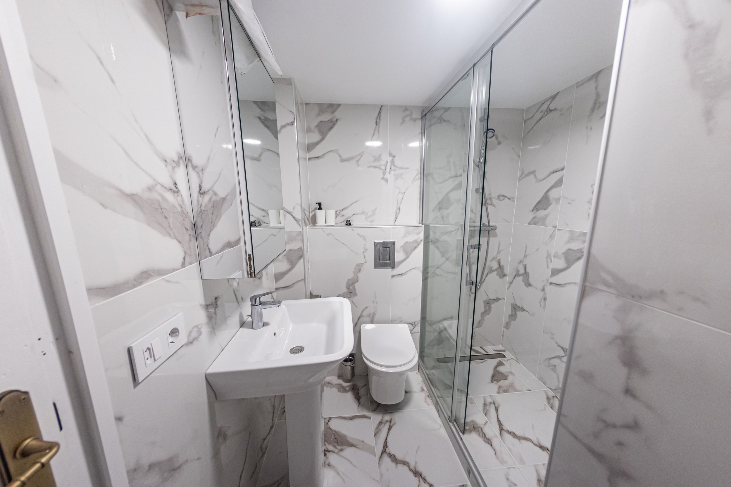 Bano de marmol con ducha